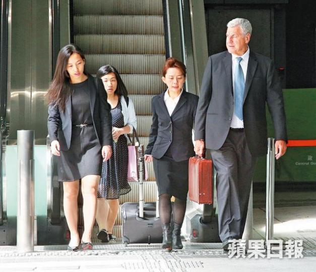 ■資深大律師鄧樂勤(右),昨就多項涉及兩巴的營運問題,向兩巴代表提出質詢。李潤芳攝 ■資深大律師鄧樂勤(右),昨就多項涉及兩巴的營運問題,向兩巴代表提出質詢。李潤芳攝