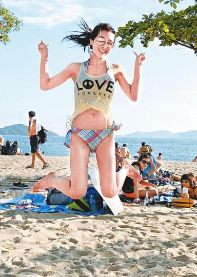 ■張名雅在沙灘玩到開心到跳起,即使已成人妻,表現仍很少女。互聯網圖片■張名雅去年產子後,大部份時間親力親為湊仔。 ■張名雅在沙灘玩到開心到跳起,即使已成人妻,表現仍很少女。互聯網圖片■張名雅去年產子後,大部份時間親力親為湊仔。