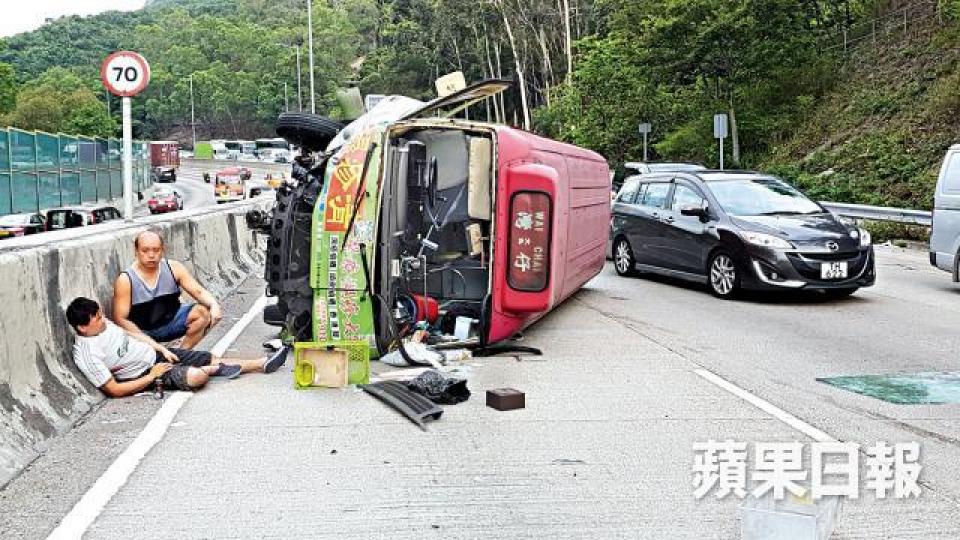 ■小巴嚴重損毀,司機(白衫者)爬出車待救。詹家志攝 ■小巴嚴重損毀,司機(白衫者)爬出車待救。詹家志攝