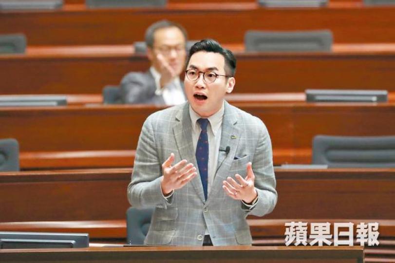 ■公民黨楊岳橋質疑政府不用交水費便放肆用水。 ■公民黨楊岳橋質疑政府不用交水費便放肆用水。