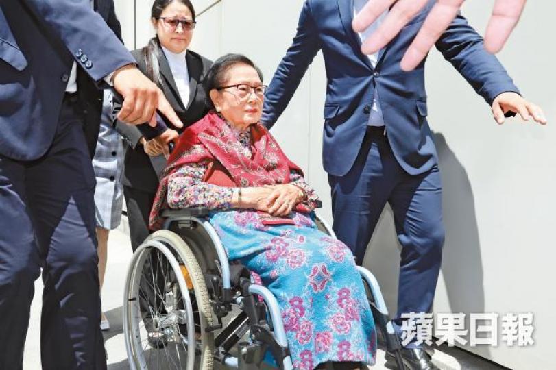 ■羅老太羅杜莉君昨早逗留法庭旁聽約一小時離開。李家皓攝■二子羅旭瑞昨繼續到庭聽審。 ■羅老太羅杜莉君昨早逗留法庭旁聽約一小時離開。李家皓攝■二子羅旭瑞昨繼續到庭聽審。