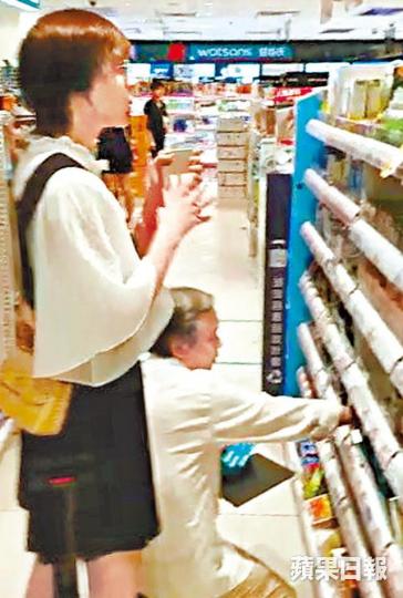 【藥房掃貨】■陳嘉上帶女友夏沫僑回港購物,兩人在藥房拖篋買藥。讀者提供圖片【甜蜜拖手】■買完藥步行回酒店的陳嘉上與夏沫僑,走到稍暗的地方即手拖手。讀者提供圖片【留宿一宵】■夏沫僑與陳嘉上入住酒店留宿一晚,翌日一起離開酒店。DV圖片【平民早餐】■春宵過後,陳嘉上與女友夏沫僑在茶餐廳吃早餐。DV圖片【埋單走人】■兩人吃完早餐,由陳嘉上負責埋單。DV圖片■夏沫僑在微博上有不少養眼泳裝照,大騷美好身材。■曾演出《四大名捕》系列的夏沫僑,當年以舊名李欣燁出道。劇照 【藥房掃貨】■陳嘉上帶女友夏沫僑回港購物,兩人在藥房拖篋買藥。讀者提供圖片【甜蜜拖手】■買完藥步行回酒店的陳嘉上與夏沫僑,走到稍暗的地方即手拖手。讀者提供圖片【留宿一宵】■夏沫僑與陳嘉上入住酒店留宿一晚,翌日一起離開酒店。DV圖片【平民早餐】■春宵過後,陳嘉上與女友夏沫僑在茶餐廳吃早餐。DV圖片【埋單走人】■兩人吃完早餐,由陳嘉上負責埋單。DV圖片■夏沫僑在微博上有不少養眼泳裝照,大騷美好身材。■曾演出《四大名捕》系列的夏沫僑,當年以舊名李欣燁出道。劇照