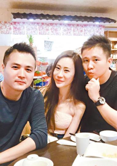 ■安晨妤昨晚上載與羽毛球教練(左)和老公張劭緯的合照,藉此澄清外遇傳聞。 ■安晨妤昨晚上載與羽毛球教練(左)和老公張劭緯的合照,藉此澄清外遇傳聞。