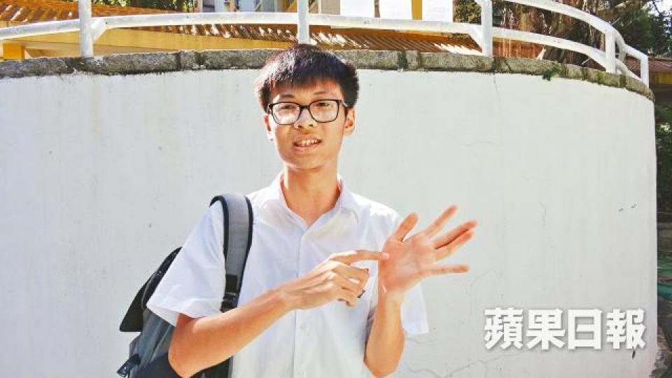 ■李同學觸摸輪胎後手掌疑被燙傷。簡明恩攝■遊樂場輪胎表面達72.8℃。簡明恩攝■中暑婦人送院搶救。劉漢權攝 ■李同學觸摸輪胎後手掌疑被燙傷。簡明恩攝■遊樂場輪胎表面達72.8℃。簡明恩攝■中暑婦人送院搶救。劉漢權攝