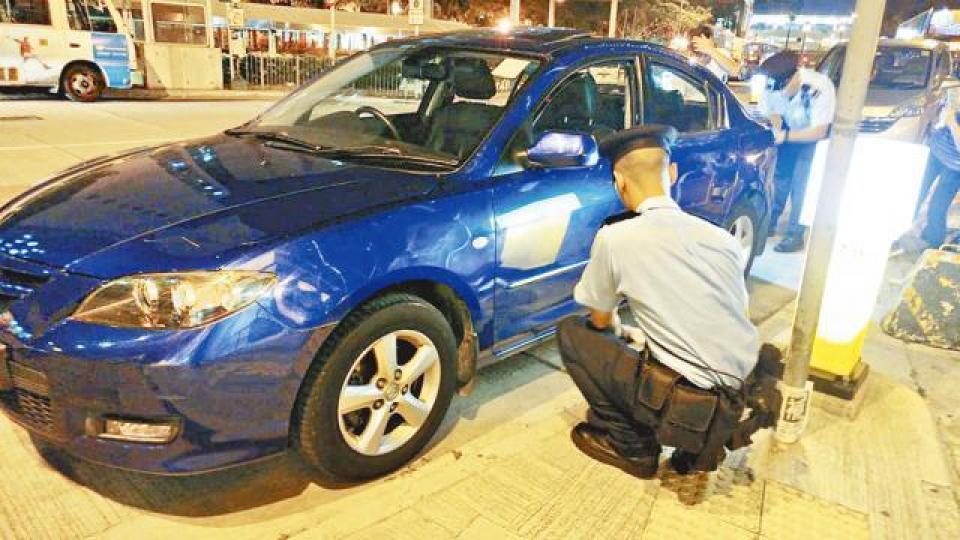 ■區議員甄啟榮汽車被毀壞,警員調查後列刑事漽壞跟進。讀者提供圖片 ■區議員甄啟榮汽車被毀壞,警員調查後列刑事漽壞跟進。讀者提供圖片
