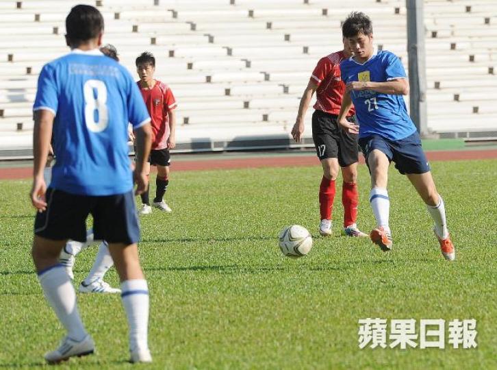 ■康文署推行「草地足球場抽籤」試驗計劃,以抽籤方式預訂和分配段節,增加公平性。資料圖片 ■康文署推行「草地足球場抽籤」試驗計劃,以抽籤方式預訂和分配段節,增加公平性。資料圖片