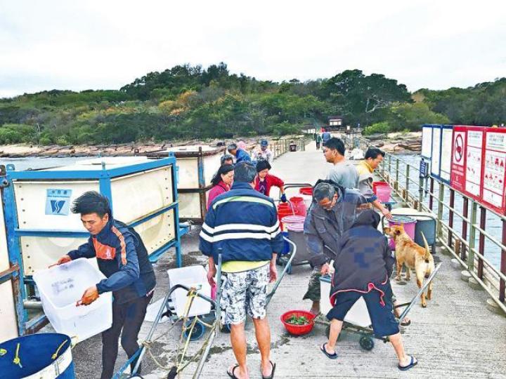 ■東平洲水井幾乎乾涸,居民或遊客靠在臨時水缸取水飲用。讀者提供圖片■梅子林村居民原可取用的溪水瀕乾涸,溪流水量少兼污濁。簡明恩攝■近日疑山水儲水池水量太少,梅子林村有居民試過在夜間洗澡也有困難。 ■東平洲水井幾乎乾涸,居民或遊客靠在臨時水缸取水飲用。讀者提供圖片■梅子林村居民原可取用的溪水瀕乾涸,溪流水量少兼污濁。簡明恩攝■近日疑山水儲水池水量太少,梅子林村有居民試過在夜間洗澡也有困難。