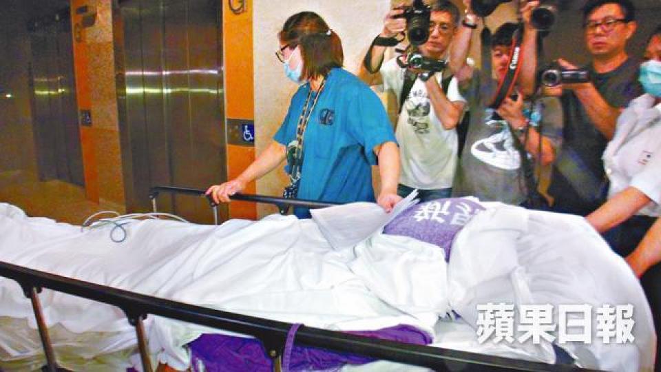 ■被淋腐液的女傷者送院搶救。姜偉康攝 ■被淋腐液的女傷者送院搶救。姜偉康攝