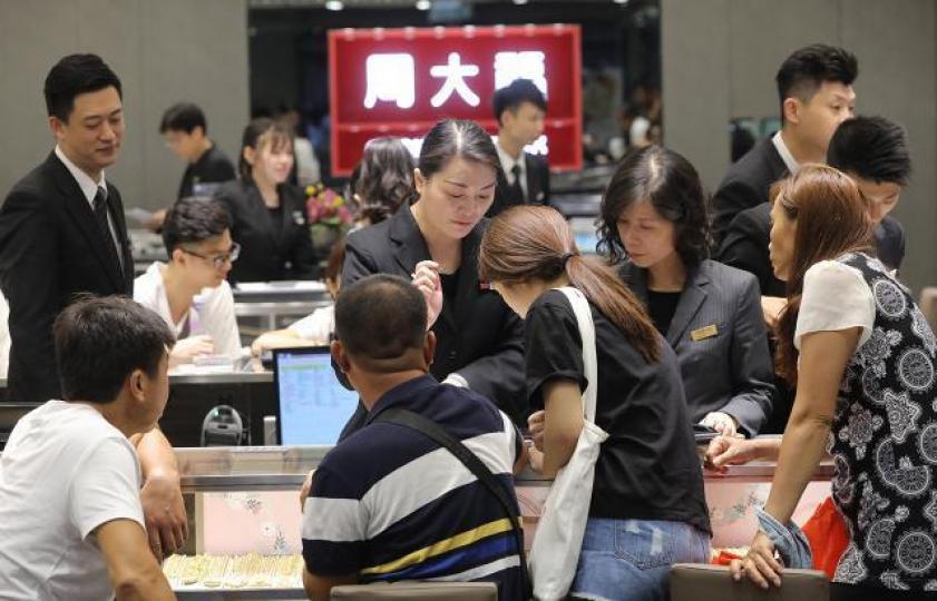 ■周大福噚日股價升大5.7%,為金舖股贏家之一。資料圖片 ■周大福噚日股價升大5.7%,為金舖股贏家之一。資料圖片