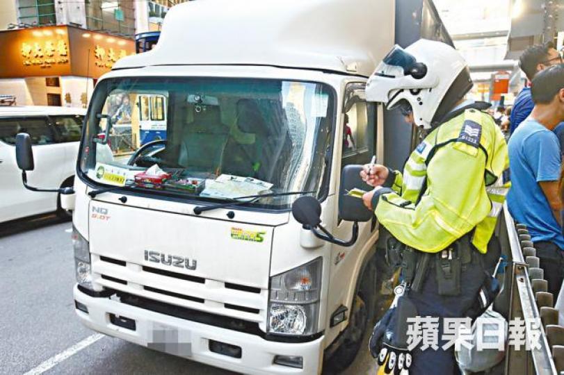 ■職業司機指「牛肉乾」加價影響生計。黎樹雄攝■有不少乘客和司機貪快在禁區上落,今日起罰款加至560元。陳善南攝 ■職業司機指「牛肉乾」加價影響生計。黎樹雄攝■有不少乘客和司機貪快在禁區上落,今日起罰款加至560元。陳善南攝