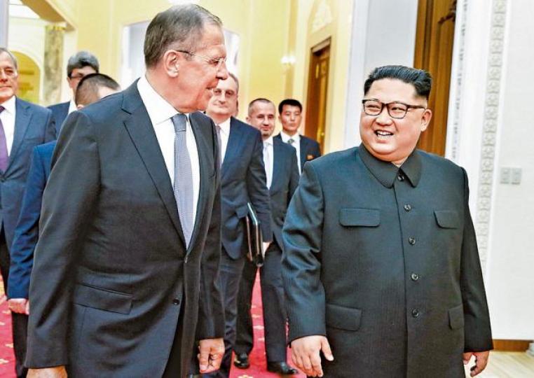 ■拉夫羅夫跟金正恩談笑甚歡。 ■拉夫羅夫跟金正恩談笑甚歡。