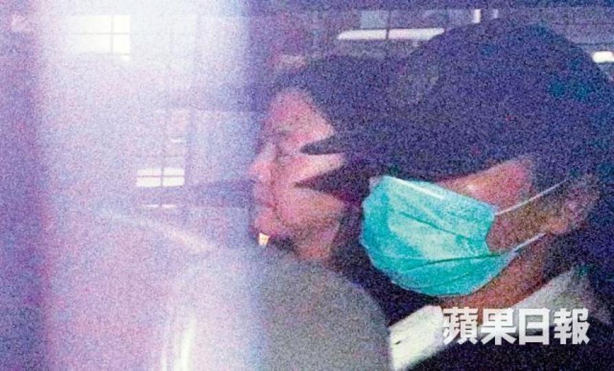 ■涉庭內拍照的唐琳玲昨被押上高等法院受審。 ■涉庭內拍照的唐琳玲昨被押上高等法院受審。