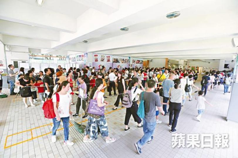 ■教育局提醒家長如打算叩門,必須待確認獲得另一學校取錄,才返原來獲派學校領回小一註冊證。資料圖片 ■教育局提醒家長如打算叩門,必須待確認獲得另一學校取錄,才返原來獲派學校領回小一註冊證。資料圖片