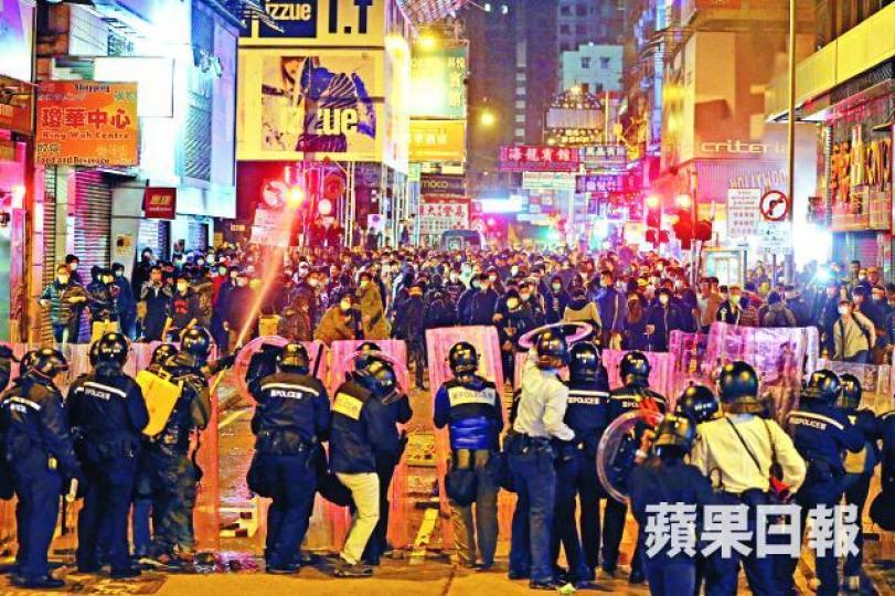 ■前年旺角發生騷亂,警方事後拘捕近百人。資料圖片 ■前年旺角發生騷亂,警方事後拘捕近百人。資料圖片