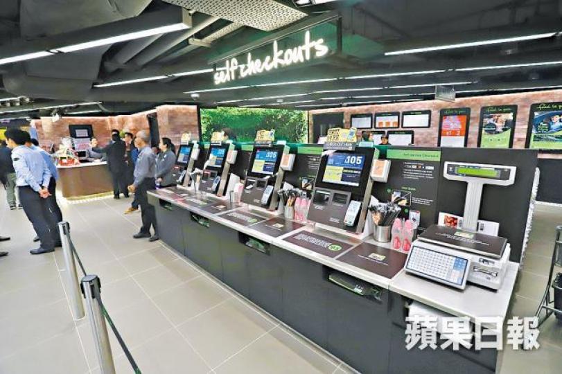 ■屈臣氏有約200間分店設自助收銀。譚德潤攝 ■屈臣氏有約200間分店設自助收銀。譚德潤攝