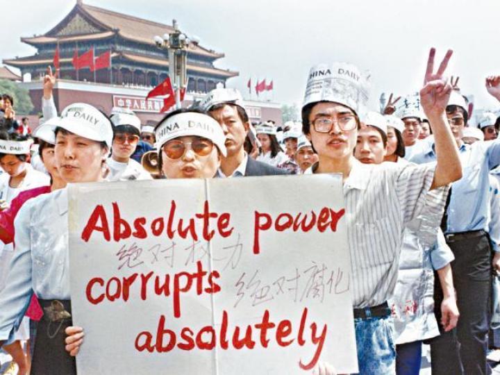 ■八九民運期間,有北京市民展示英文標語向國際社會表達訴求。資料圖片 ■八九民運期間,有北京市民展示英文標語向國際社會表達訴求。資料圖片
