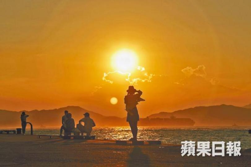 ■天文台連續15天錄到達33℃或以上酷熱天氣,昨西環有市民趁氣溫稍降時散步兼賞日落。許頌明攝 ■天文台連續15天錄到達33℃或以上酷熱天氣,昨西環有市民趁氣溫稍降時散步兼賞日落。許頌明攝