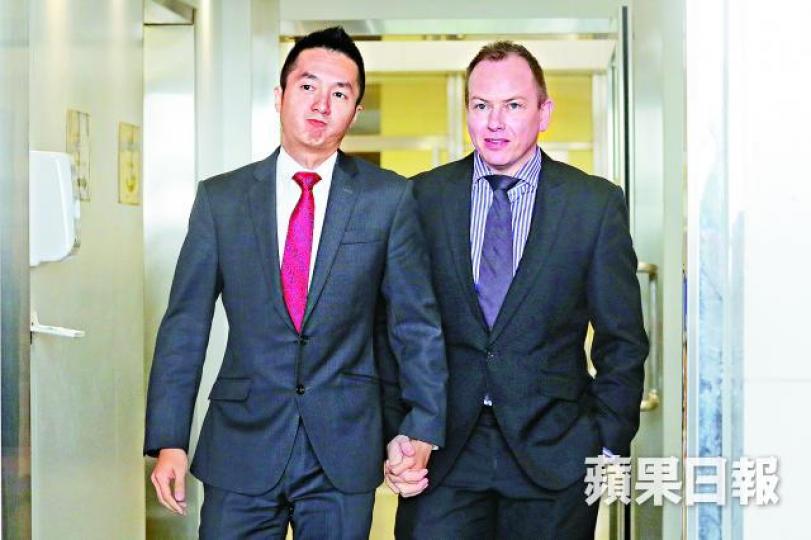 ■高級事務入境主任梁鎮罡(左)與丈夫Scott Paul Adams表示,對裁決感失望。資料圖片 ■高級事務入境主任梁鎮罡(左)與丈夫Scott Paul Adams表示,對裁決感失望。資料圖片