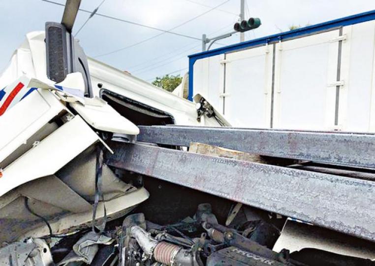 ■拖板車上鋼筋向前衝撞車頭,直插司機座位。■大難不死的李姓司機。 ■拖板車上鋼筋向前衝撞車頭,直插司機座位。■大難不死的李姓司機。