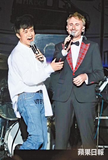 ■古巨基(左)前晚和河國榮合唱《友共情》。■河國榮自資開音樂會,完成三十一年來的夢想。■J.Arie與河國榮早年拍攝電影認識,至今仍維持好友關係。 ■古巨基(左)前晚和河國榮合唱《友共情》。■河國榮自資開音樂會,完成三十一年來的夢想。■J.Arie與河國榮早年拍攝電影認識,至今仍維持好友關係。
