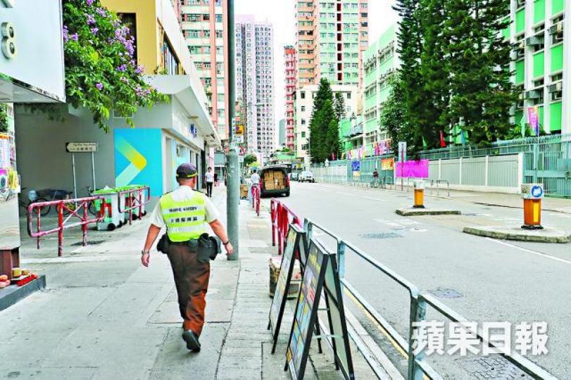 ■警方加派警員執法,但仍有車輛停在路邊落貨。周鴻熙攝 ■警方加派警員執法,但仍有車輛停在路邊落貨。周鴻熙攝