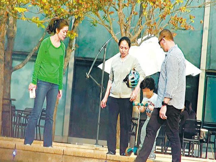 ■于文鳳(左)帶小男孩到公園玩,相處融洽。《壹週刊》圖片 ■于文鳳(左)帶小男孩到公園玩,相處融洽。《壹週刊》圖片