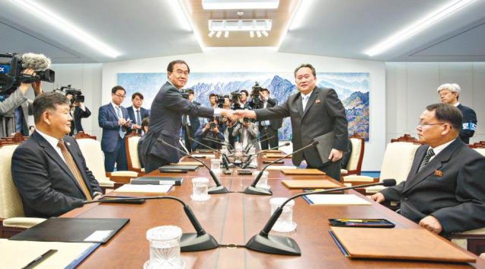 ■南韓統一部長趙明均(左)及北韓祖國和平統一委員會委員長李善權(右),會前握手合照。美聯社 ■南韓統一部長趙明均(左)及北韓祖國和平統一委員會委員長李善權(右),會前握手合照。美聯社