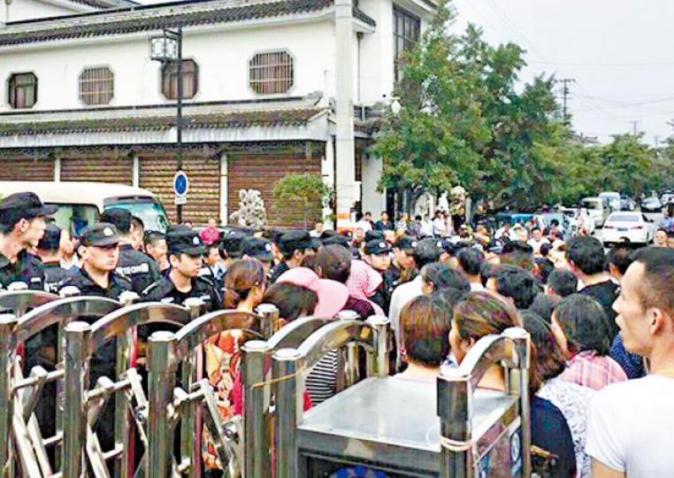 ■政府封湖禁養大閘蟹,蟹農不滿賠償方案到鎮政府抗議,遭警方武力鎮壓。 ■政府封湖禁養大閘蟹,蟹農不滿賠償方案到鎮政府抗議,遭警方武力鎮壓。