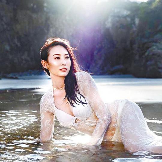 ■陳爽穿上三點式大解放,跑到大浪灣玩水消暑。微博圖片 ■陳爽穿上三點式大解放,跑到大浪灣玩水消暑。微博圖片