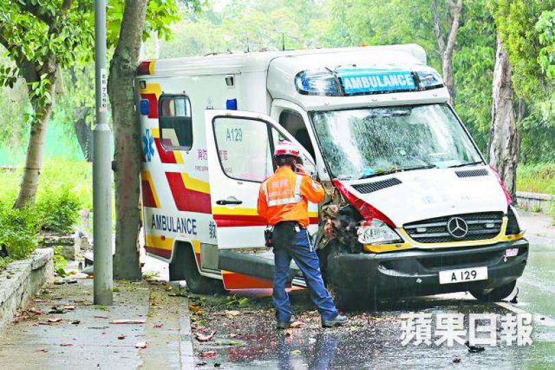 ■救護車失控撞向路邊大樹,兩邊車頭損毀。周鴻熙攝 ■救護車失控撞向路邊大樹,兩邊車頭損毀。周鴻熙攝