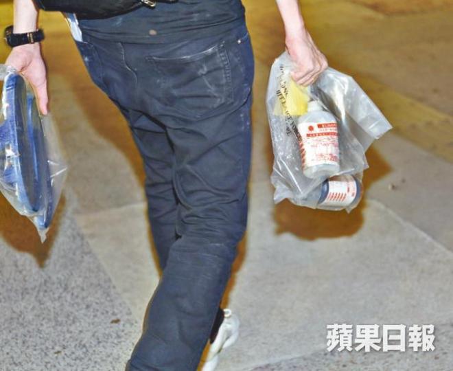 ■警員昨到倫常慘案現場調查,撿走通渠水。 ■警員昨到倫常慘案現場調查,撿走通渠水。
