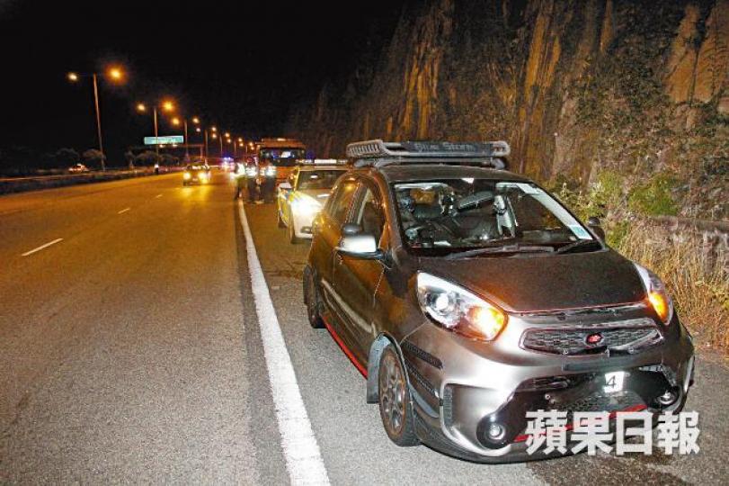 ■青朗公路昨凌晨有的士醉客跌出車遭輾斃,涉撞死人的私家車事後停在路旁。黎志偉攝 ■青朗公路昨凌晨有的士醉客跌出車遭輾斃,涉撞死人的私家車事後停在路旁。黎志偉攝