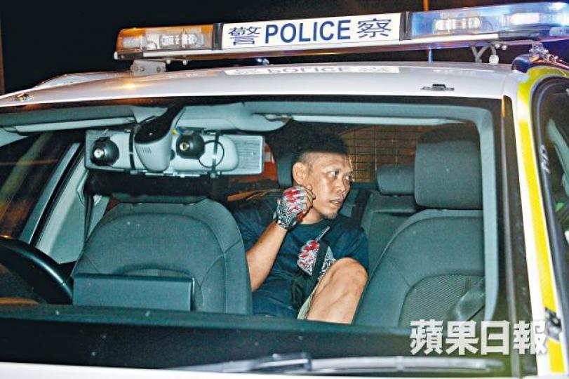 ■涉事私家車司機、攝影師余衛聯登上警車協助調查。■余衛聯曾替藝人王菲拍攝廣告硬照。互聯網 ■涉事私家車司機、攝影師余衛聯登上警車協助調查。■余衛聯曾替藝人王菲拍攝廣告硬照。互聯網