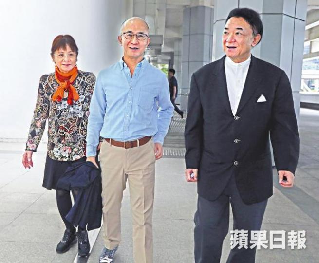 ■左起︰羅老太陣營的二女羅鴻鏇、六子羅啟瑞、二子羅旭瑞昨到庭旁聽。 ■左起︰羅老太陣營的二女羅鴻鏇、六子羅啟瑞、二子羅旭瑞昨到庭旁聽。
