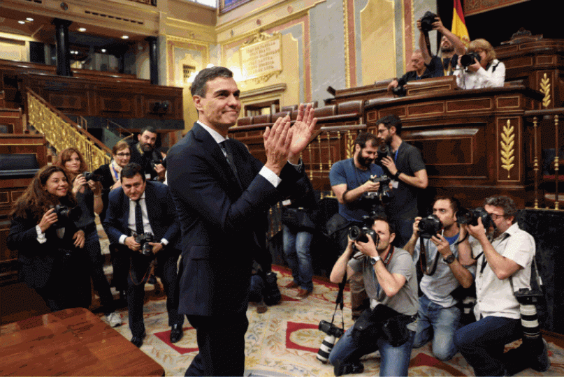■桑切斯最快今日宣誓就任首相。路透社 ■桑切斯最快今日宣誓就任首相。路透社