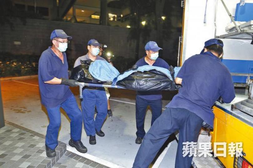 ■仵工昨將黃志誠的屍體移送殮房。黃江奇攝 ■仵工昨將黃志誠的屍體移送殮房。黃江奇攝