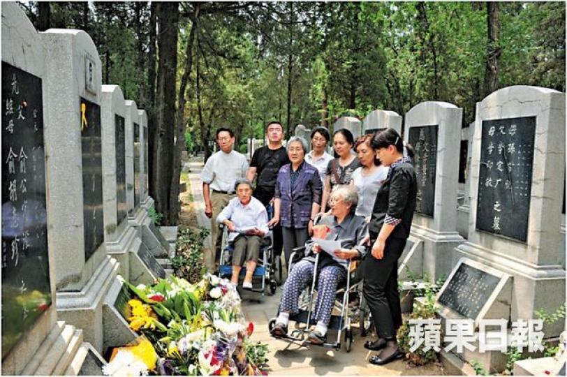 ■天安門母親發表「致習近平公開信」,由當年死難者共128名家屬聯署。 資料圖片■29年前大批年輕人聚集在北京天安門廣場絕食,香港人到今天仍未忘記。資料圖片 ■天安門母親發表「致習近平公開信」,由當年死難者共128名家屬聯署。 資料圖片■29年前大批年輕人聚集在北京天安門廣場絕食,香港人到今天仍未忘記。資料圖片