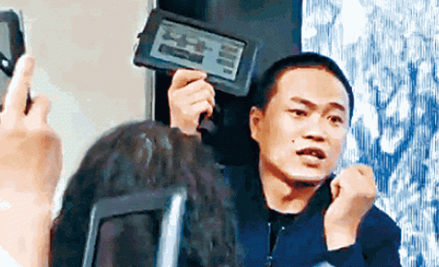 ■中國商販向遊客推介自家開發的羅浮宮中文導賞機。 ■中國商販向遊客推介自家開發的羅浮宮中文導賞機。