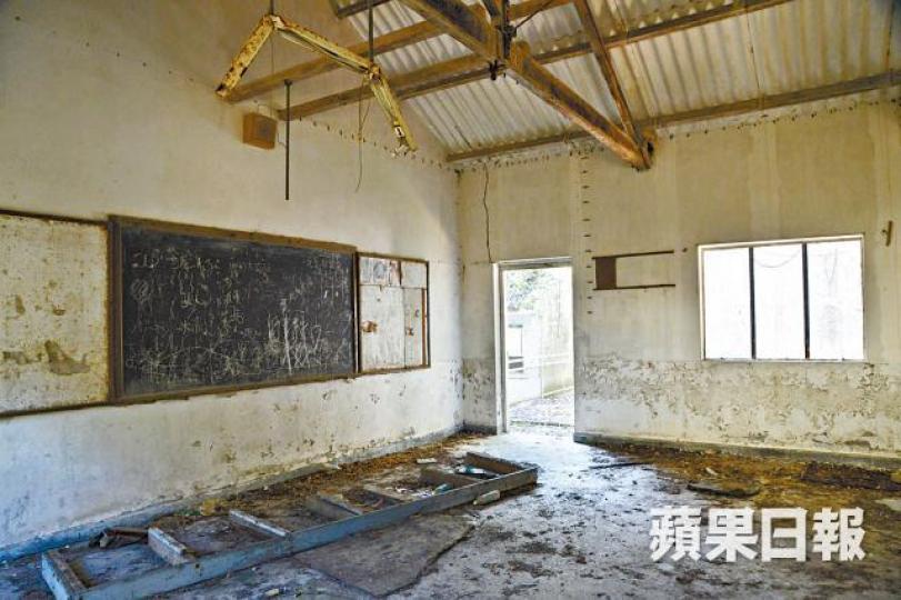 ■大埔前魚類統營處小學的課室地下遍佈瓦磚,油漆剝落,黑板遭塗鴉。■萊坊林浩文指,該小學無論商業或轉做住宅的價值都不大。 ■大埔前魚類統營處小學的課室地下遍佈瓦磚,油漆剝落,黑板遭塗鴉。■萊坊林浩文指,該小學無論商業或轉做住宅的價值都不大。