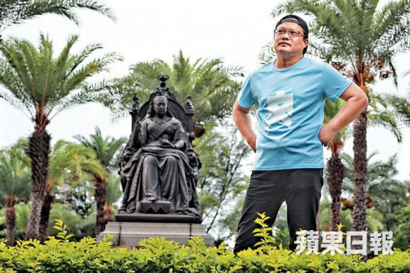 ■潘星磊再三要求攝影記者慎選角度,堅持自己的頭絕不可低於女皇銅像的頭。何家達攝■1996年潘星磊以女皇像創作行為藝術,其後因刑毀被判囚。 ■潘星磊再三要求攝影記者慎選角度,堅持自己的頭絕不可低於女皇銅像的頭。何家達攝■1996年潘星磊以女皇像創作行為藝術,其後因刑毀被判囚。
