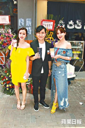 ■傅嘉莉(右)和范振鋒夫婦昨日撐飲品店開張。 ■傅嘉莉(右)和范振鋒夫婦昨日撐飲品店開張。