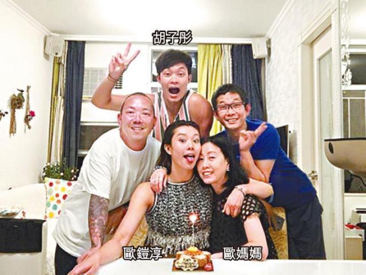 ■胡子彤慶祝女友歐鎧淳生日,歐媽媽也同場。互聯網圖片 ■胡子彤慶祝女友歐鎧淳生日,歐媽媽也同場。互聯網圖片