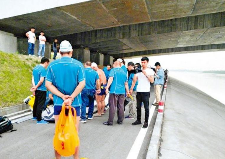 ■水上義務救援隊將劉振華的屍體打撈上岸。■李明珠■劉振華 ■水上義務救援隊將劉振華的屍體打撈上岸。■李明珠■劉振華