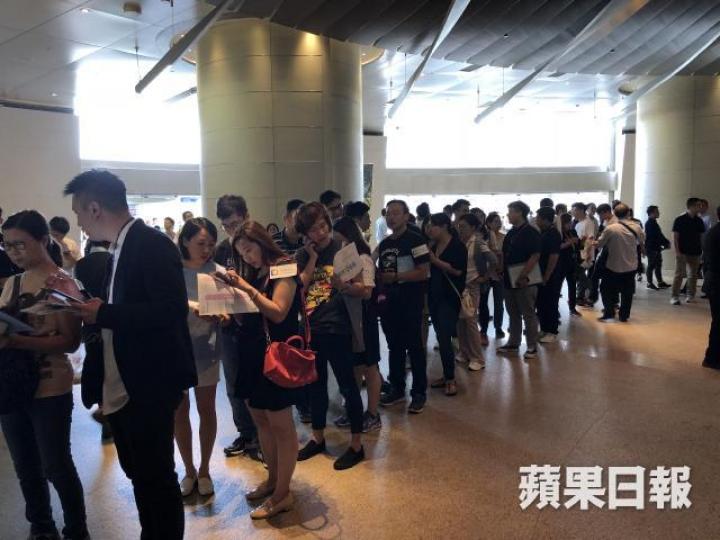 【利奧坊．凱岸】■利奧坊．凱岸昨於中環ifc設置示範單位，現場有長長人龍等候。【嘉熙】■大批準買家撐傘排隊等揀樓。【柏蔚山】■示範單位外現人龍。