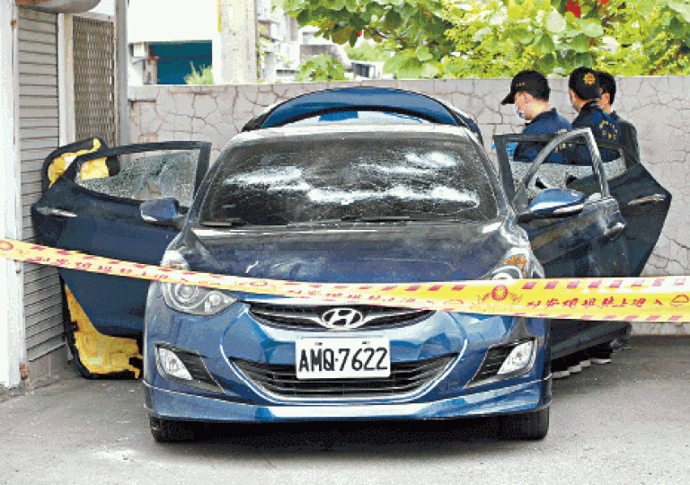 ■警方搜查涉事車輛。台灣《蘋果日報》■士兵何男被送上救護車時意識仍然清醒。台灣《蘋果日報》 ■警方搜查涉事車輛。台灣《蘋果日報》■士兵何男被送上救護車時意識仍然清醒。台灣《蘋果日報》