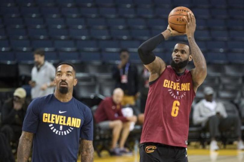 ■JR Smith(左)的世紀大失誤,令Lebron James(右)極為憤怒。路透社 ■JR Smith(左)的世紀大失誤,令Lebron James(右)極為憤怒。路透社