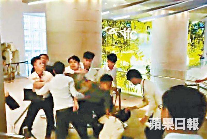 【利奧坊．凱岸】■昨有代理在中環ifc售樓處為爭客大打出手。互聯網