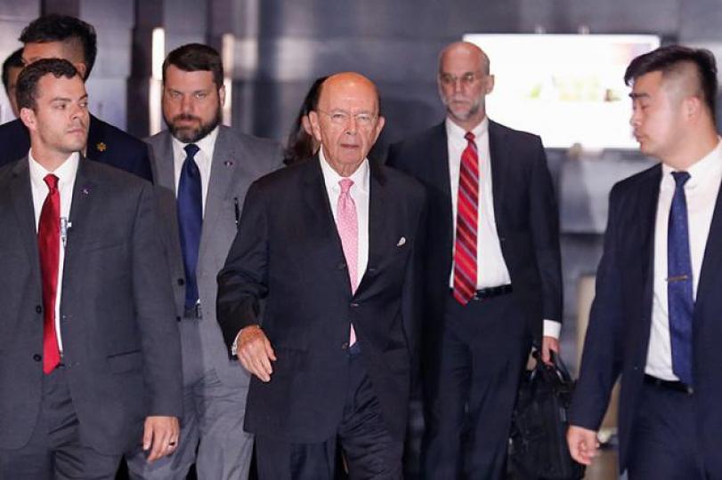 ■美國商務部長羅斯（中）昨早飛抵北京，與中方就貿易糾紛談判。路透社■美方的禁令已令中興通訊陷入倒閉危機。