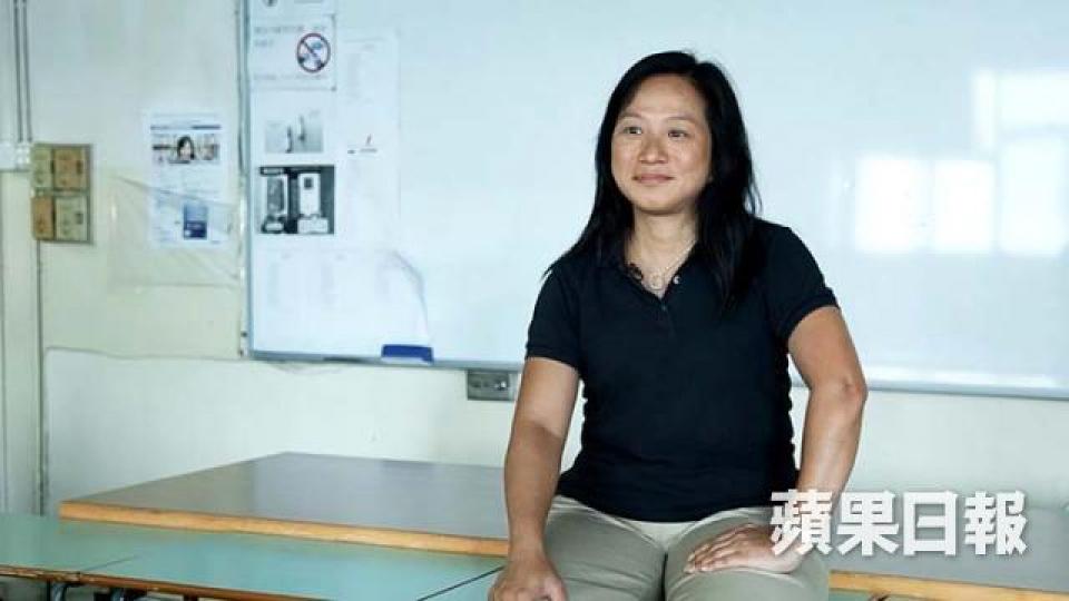 英文科教師吳美蘭有超過20年教學經驗,會用六四英文報道作教材,又會用英語旁述六四影片給學生看。(周智堅攝)中四的溫同學(右)認為六四事件關乎自己國家和上一代,所以與他有關連。(伍嘉亮攝)中三的尼泊爾裔學生Urbashi(右)表示她選擇居住香港,就要知道中國和香港的歷史。(周智堅攝)就讀國際學校grade10的黃同學說不太認識六四,覺得事件與她不太有關係。(伍嘉亮攝) 英文科教師吳美蘭有超過20年教學經驗,會用六四英文報道作教材,又會用英語旁述六四影片給學生看。(周智堅攝)中四的溫同學(右)認為六四事件關乎自己國家和上一代,所以與他有關連。(伍嘉亮攝)中三的尼泊爾裔學生Urbashi(右)表示她選擇居住香港,就要知道中國和香港的歷史。(周智堅攝)就讀國際學校grade10的黃同學說不太認識六四,覺得事件與她不太有關係。(伍嘉亮攝)