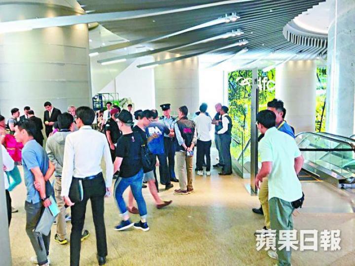 ■地監局人員要求有關人士出示代理證件時,有人拒絕合作甚至報警。 ■地監局人員要求有關人士出示代理證件時,有人拒絕合作甚至報警。